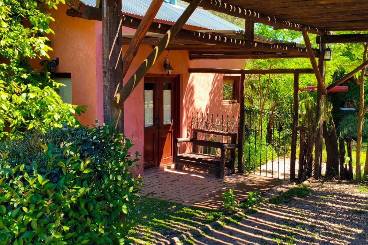 Cabañas del complejo con pérgola de madera y jardín
