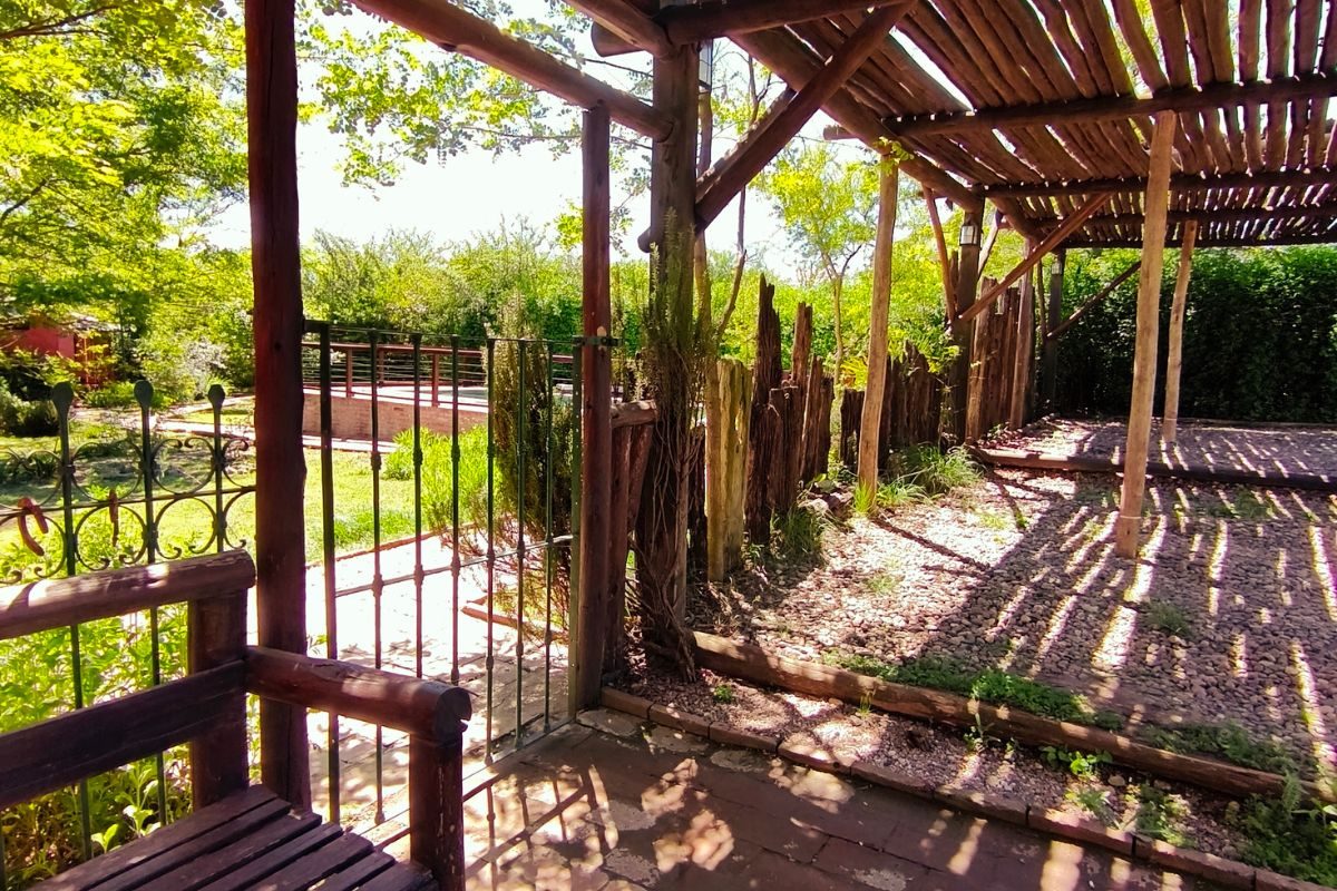 Cochera cubierta con pérgola de madera en Cabañas La Ruka
